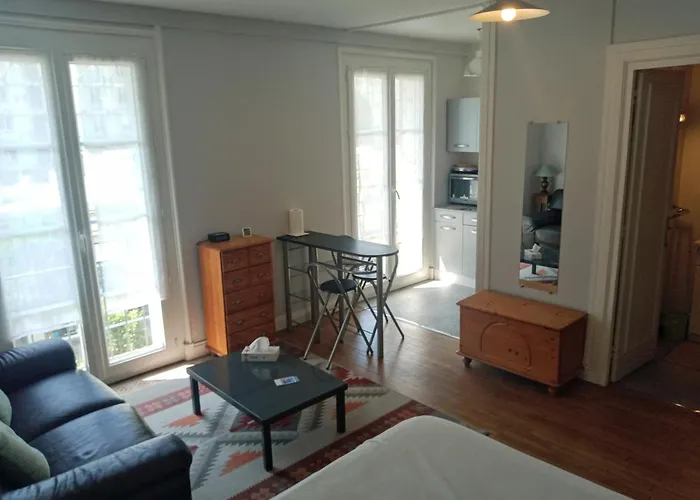 Appartement Perret 105 Rue Victor Hugo, Plein Centre, Parking Prive Arrivee Autonome