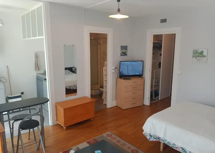Appartement Perret 105 Rue Victor Hugo, Plein Centre, Parking Prive Arrivee Autonome