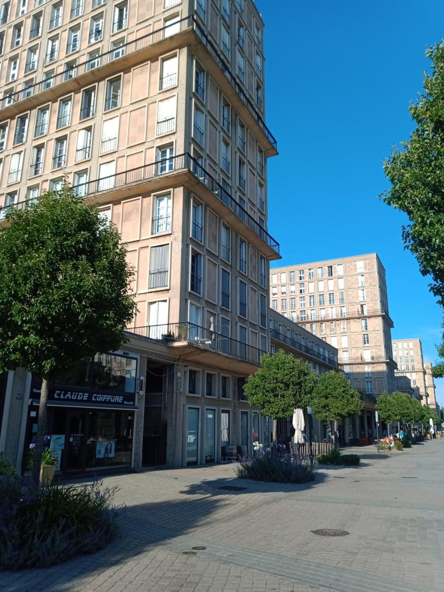 Perret 105 Rue Victor Hugo, Plein Centre, Parking Prive Arrivee Autonome